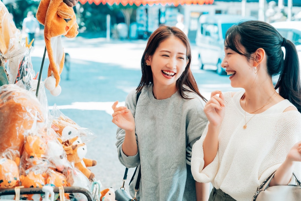 笑顔で観光する女性たち