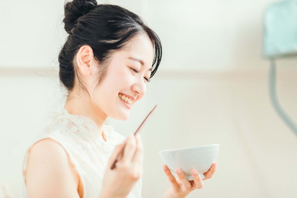 食事をする女性