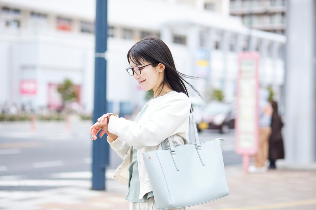時計を見る女性