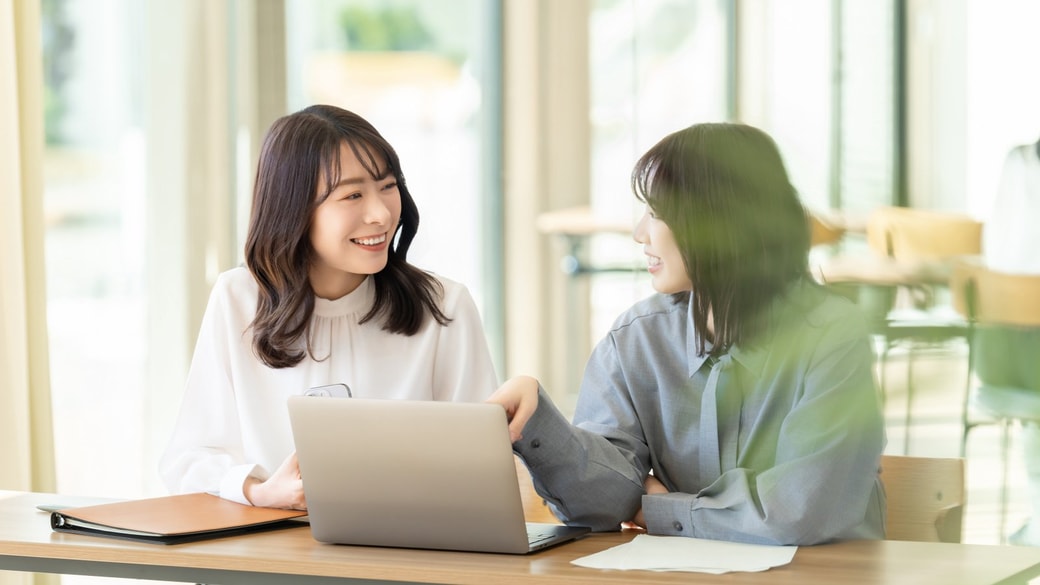 笑顔でミーティングをする女性