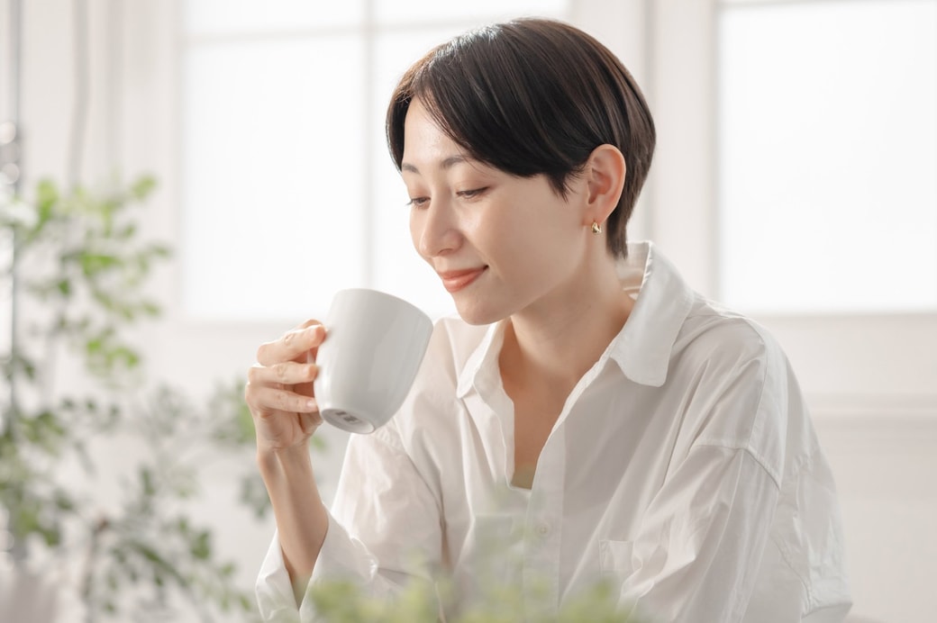コーヒーを味わう女性