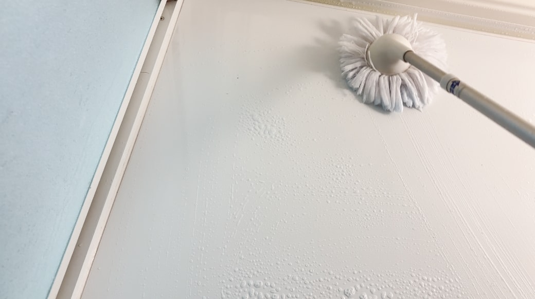 バスブラシで塗り広げる