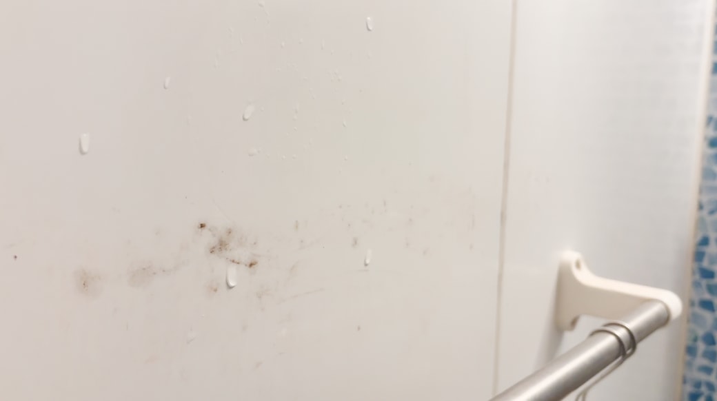 汚れたお風呂の壁