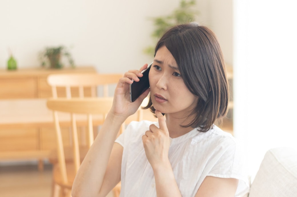 電話で話す女性