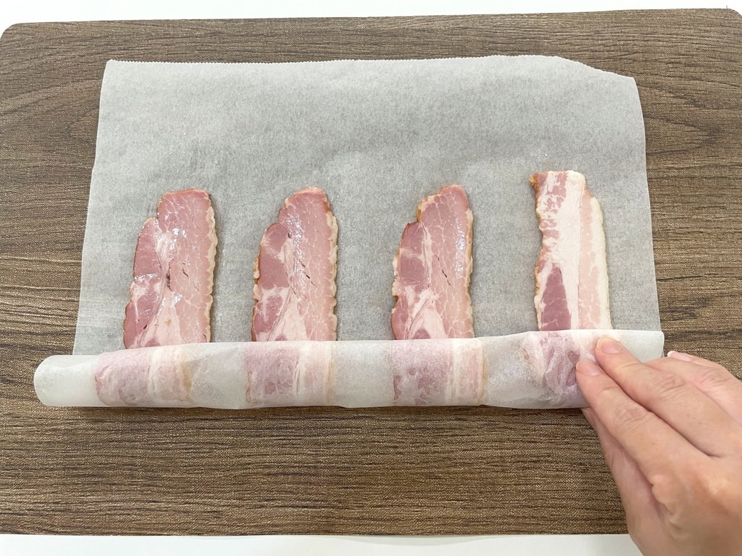ベーコンをシートごと巻く