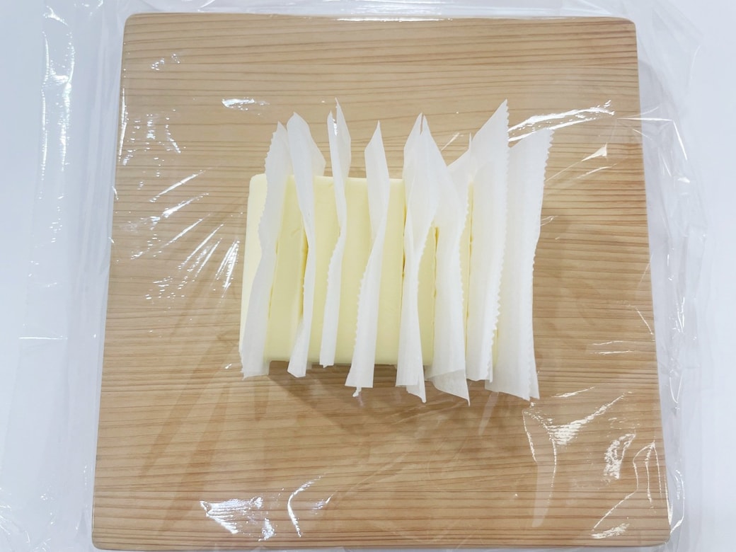バターの間にクッキングシートが挟まる