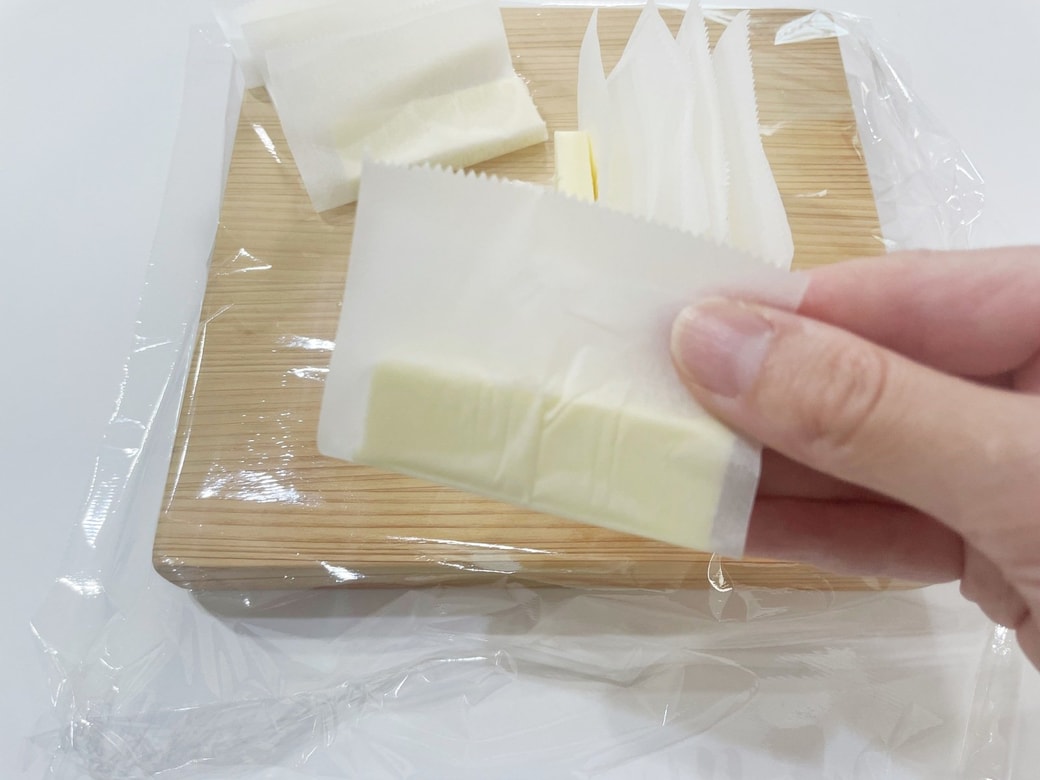 バターをクッキングシートで包む