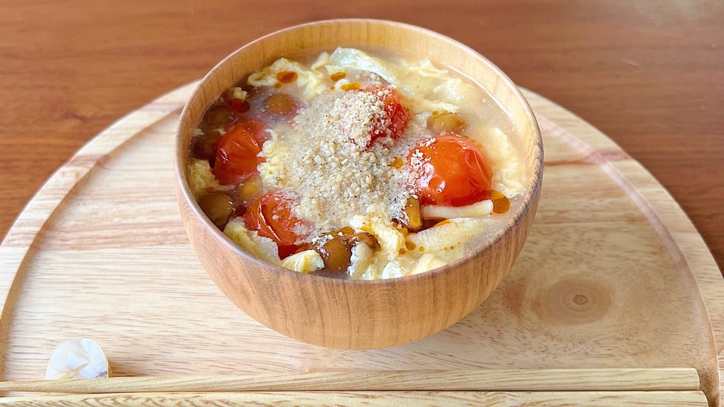 トマトとなめこと油揚げの酸辣味噌汁
