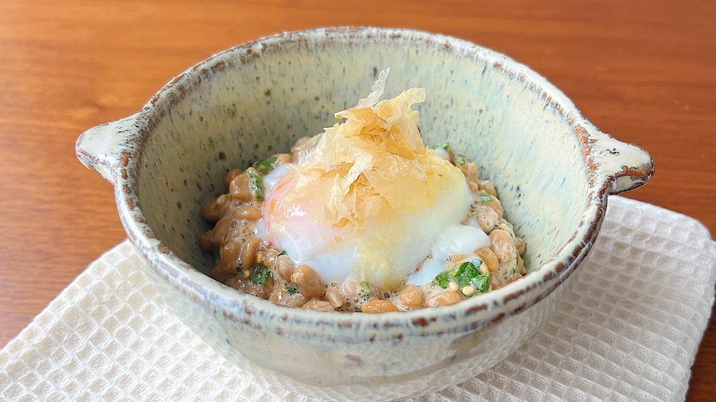 大葉とごまの納豆和え　温泉卵のせ