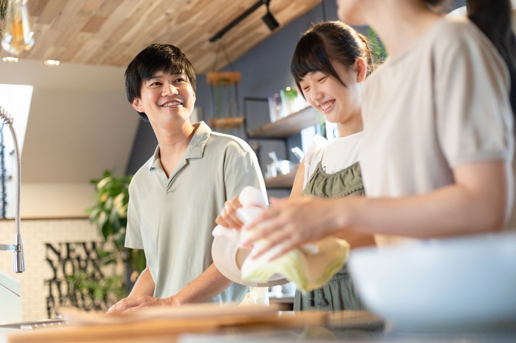 キッチンで楽しく会話する親子