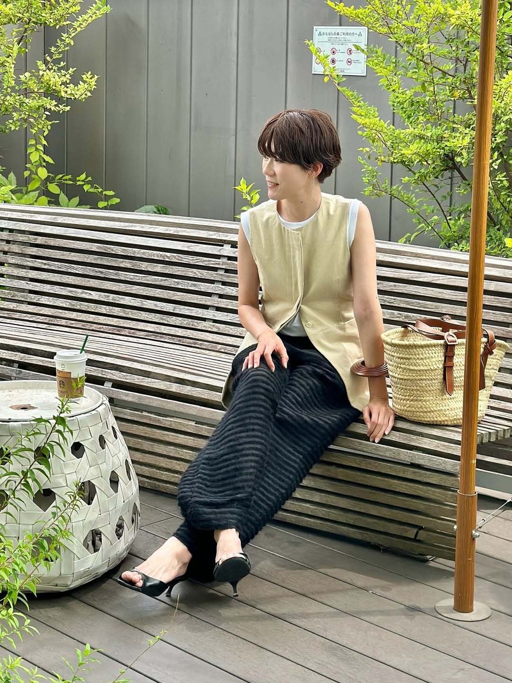 個性強めアイテムを使ってもトップスの軽やかさで全体がしっくりなじむ。
