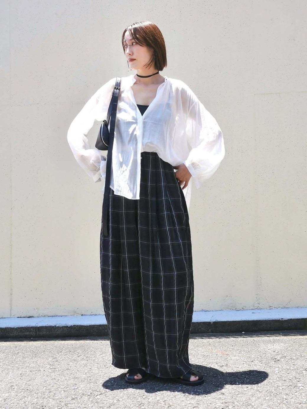 パンツで主張する分、白シャツでバランスをとって。