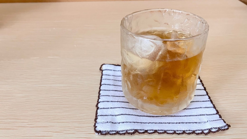 丸い氷をいれた麦茶