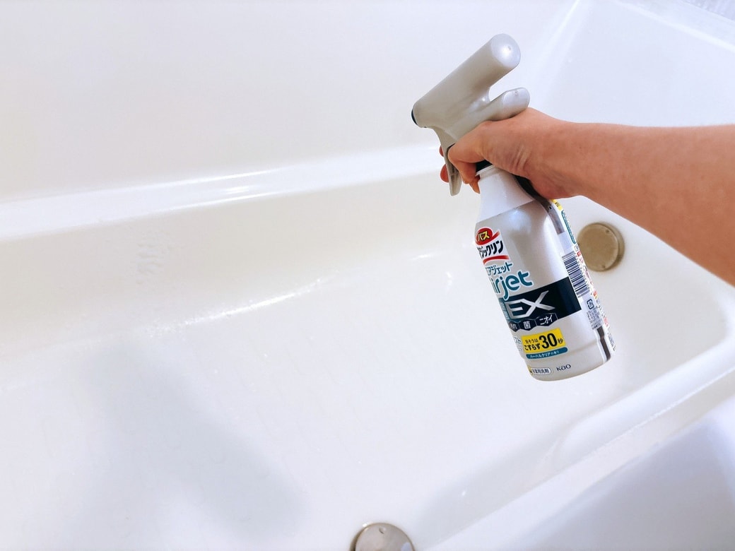 浴槽に洗剤をかけて掃除する