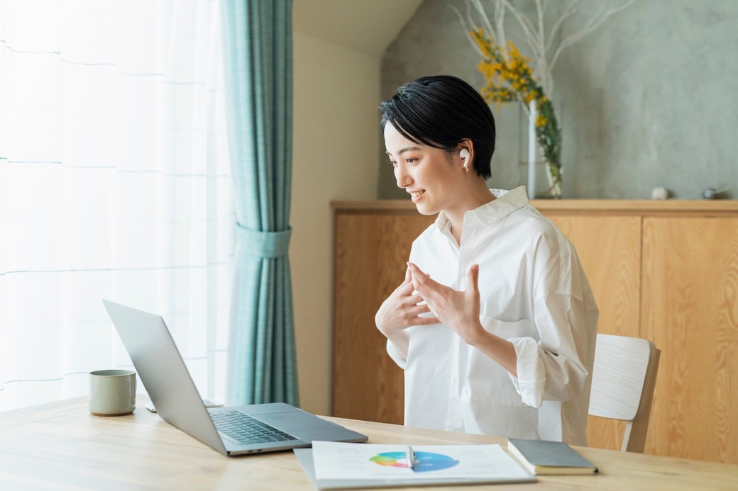 仕事で会話をする女性