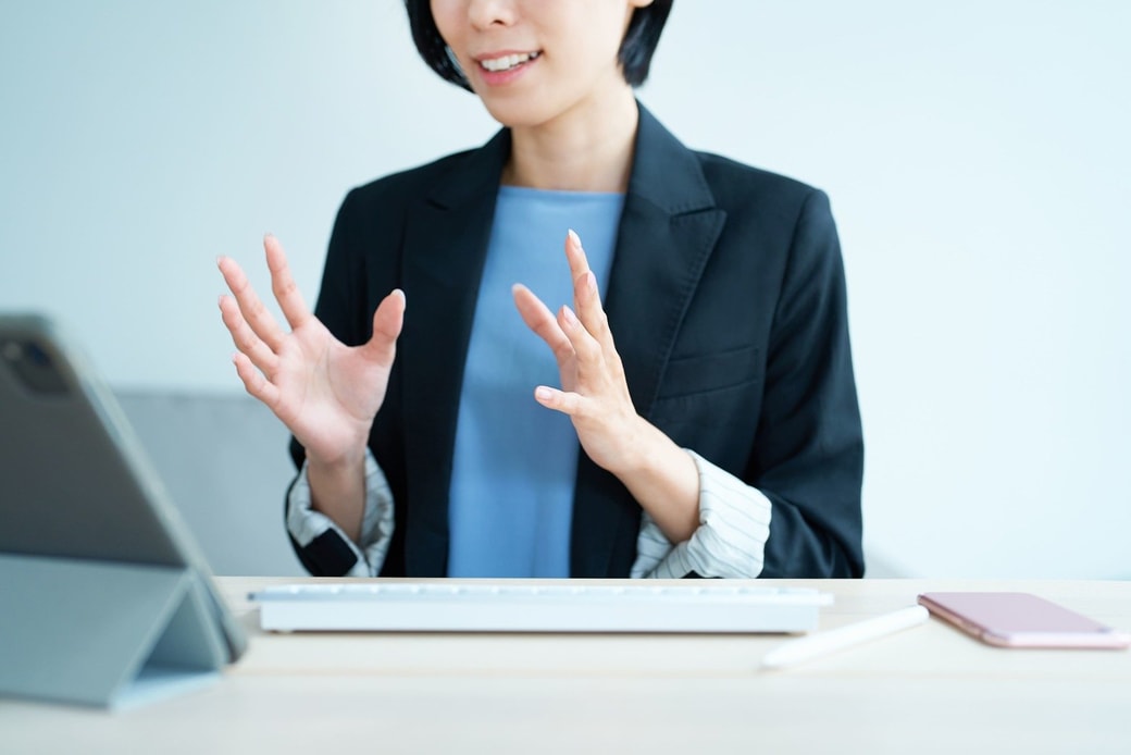 仕事で会話をする女性