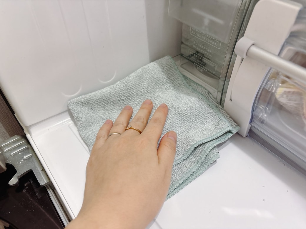 やわらかいクロスで拭き掃除する
