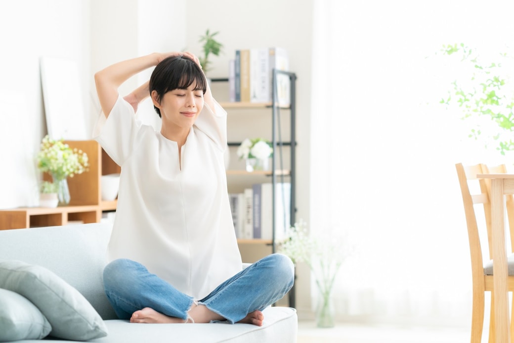 部屋でリラックスする女性