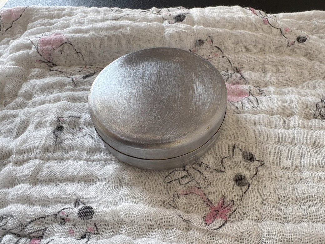缶を紙やすりで磨いて塗装をはがすだけでレトロかわいい缶に変身！