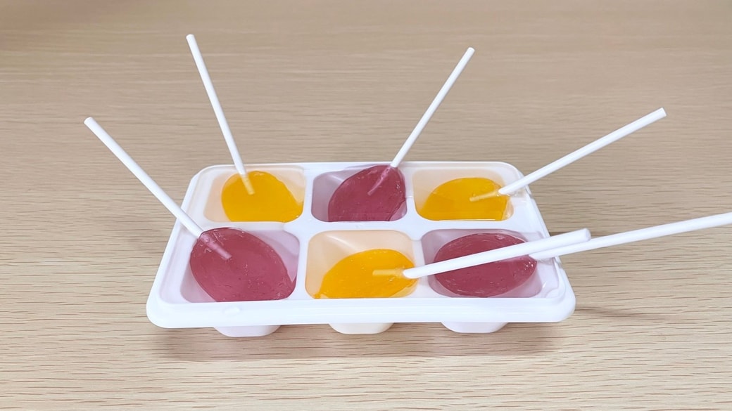 製氷皿に入れた棒付きキャンディ