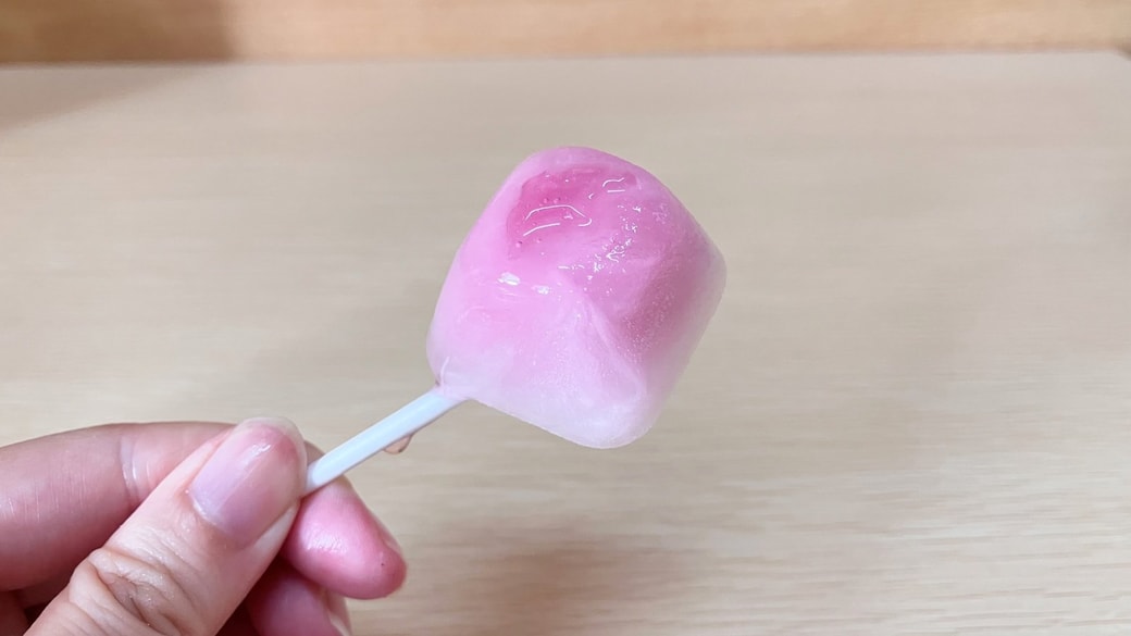 氷に包まれたアイスキャンディが完成！おいしい～！