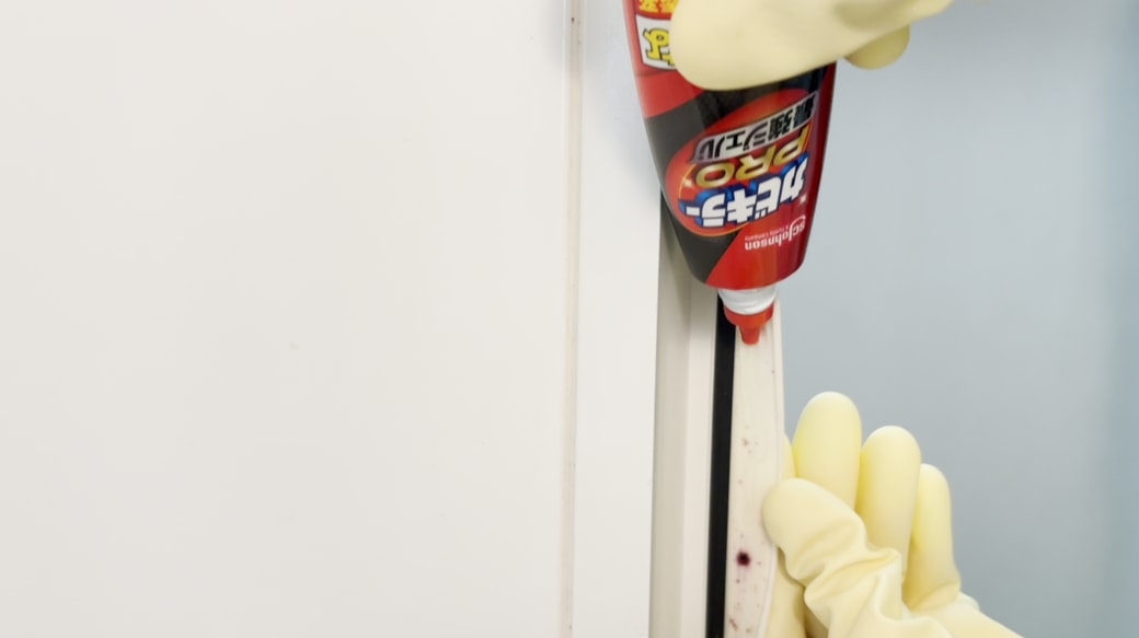 パッキンにカビジェルを塗布する