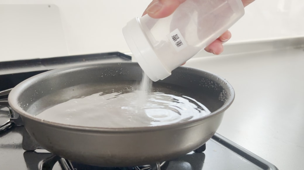 重曹を入れて煮立たせてコゲを落とす