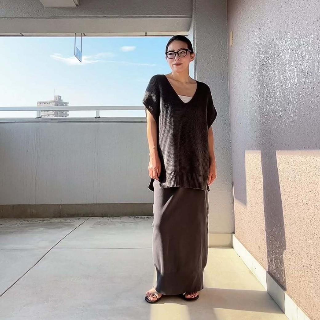 サマーニットで大人の余裕と品を感じる着こなしに。