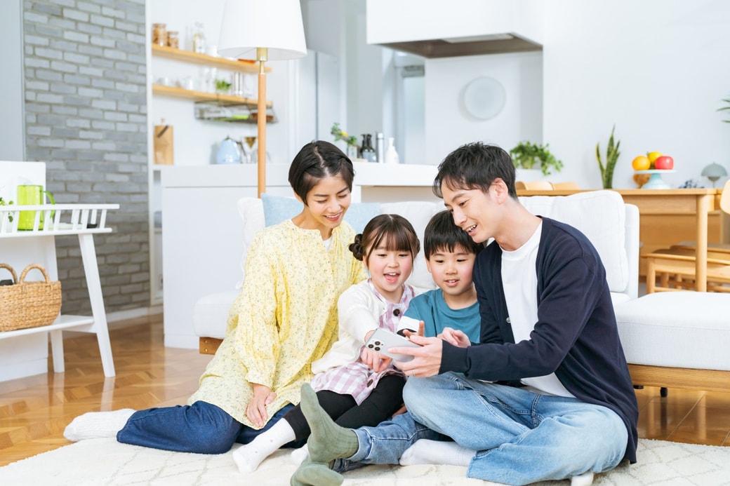 家族でスマホを見るところ