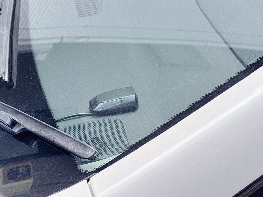 ダッシュボードの上にある日射センサー