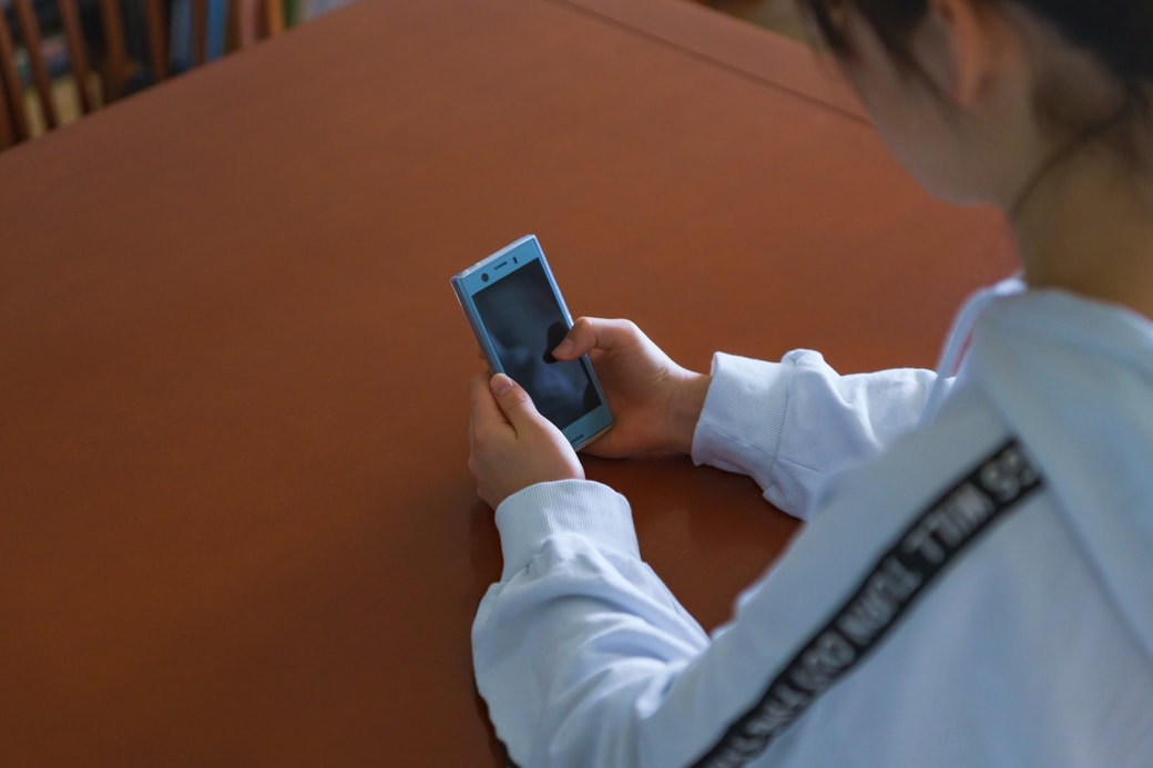 スマホを触る女の子