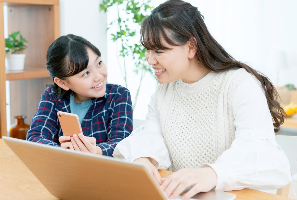 笑顔で会話する母娘