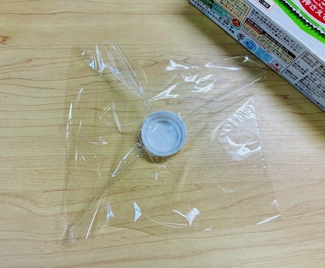 正解は「ペットボトルのフタ」を使ってプチおにぎりを作る！