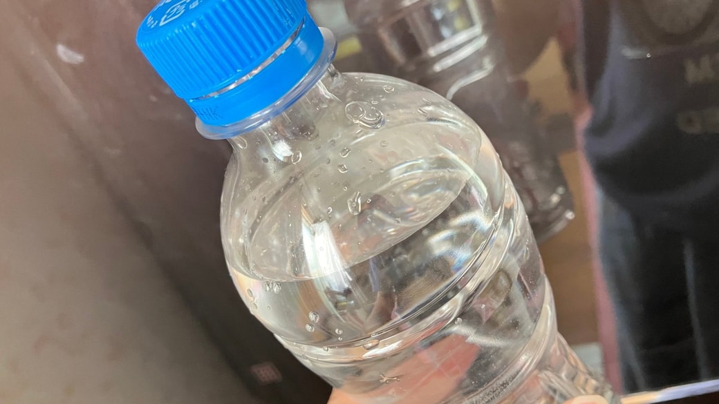 水をいれたペットボトル