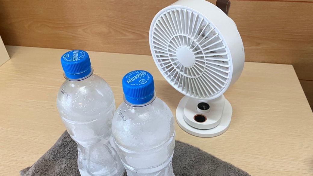凍らせたペットボトルを扇風機の前にセットするだけ！