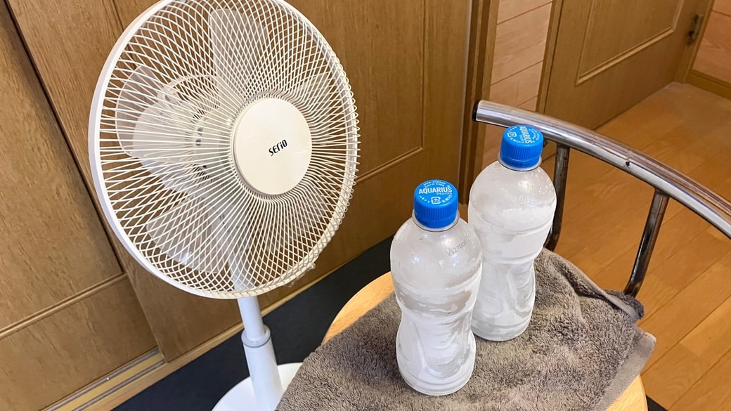 扇風機の前に凍ったペットボトル