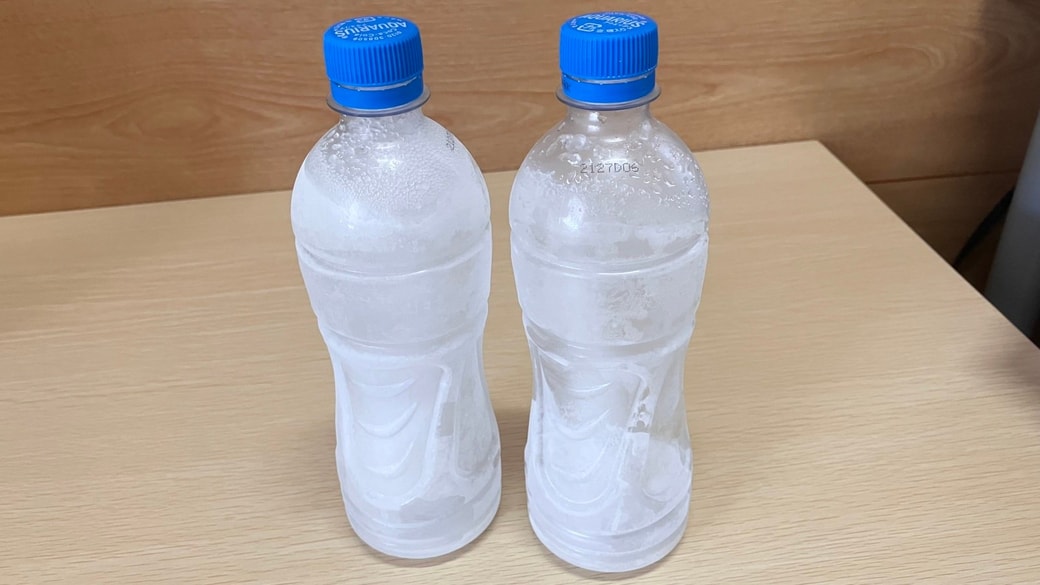 冷凍庫から取り出したペットボトル