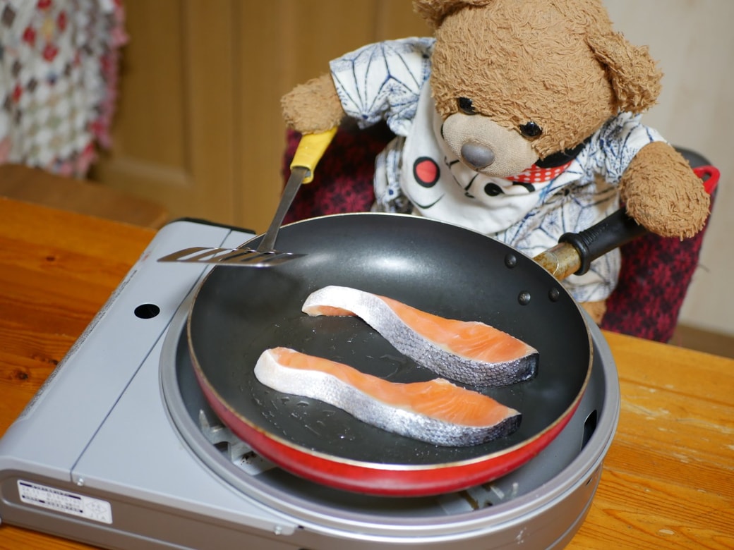 鮭を焼くくまくん