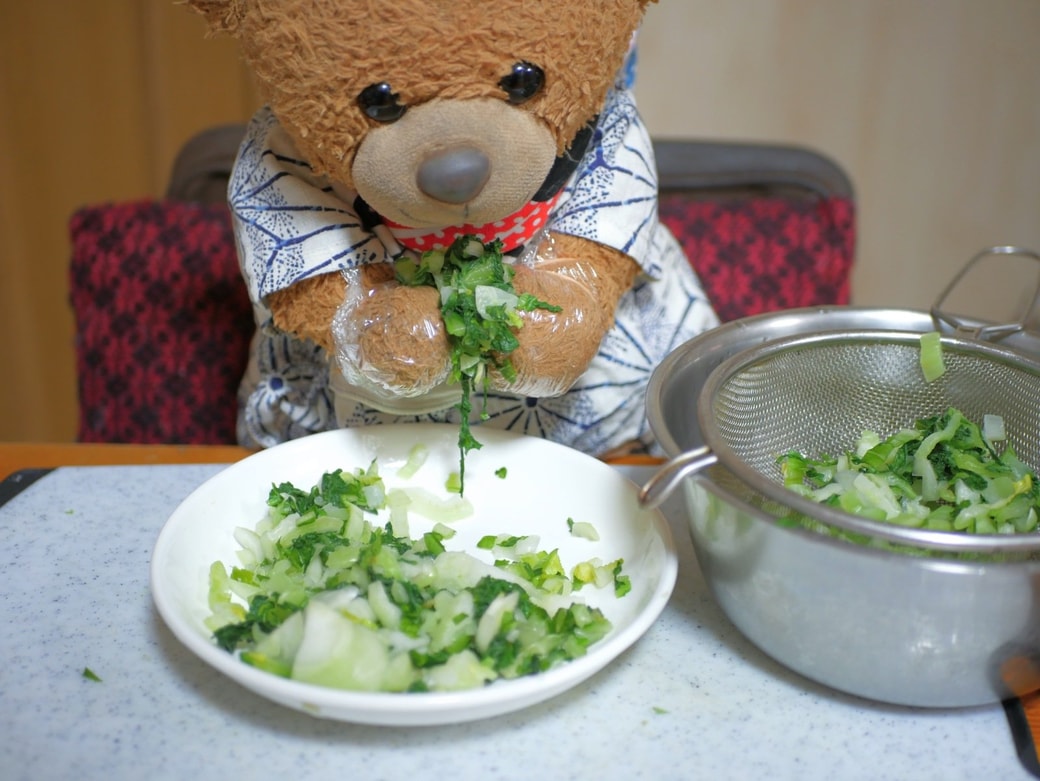 青梗菜の水気を絞る