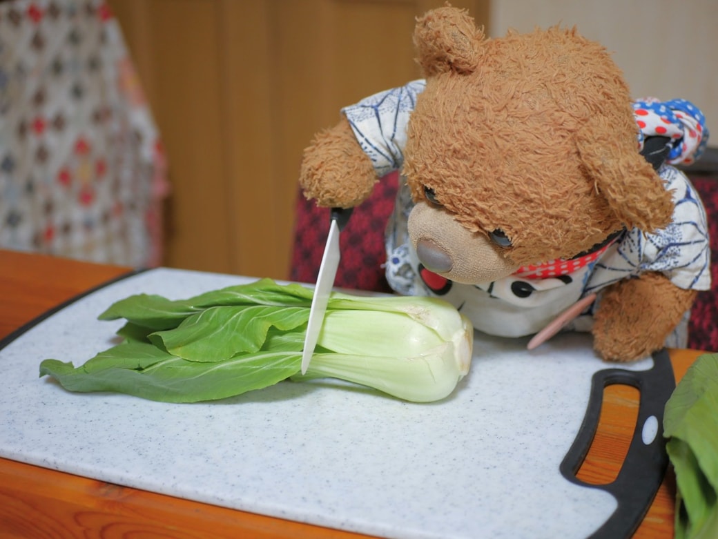 青梗菜を葉と茎に切り分ける
