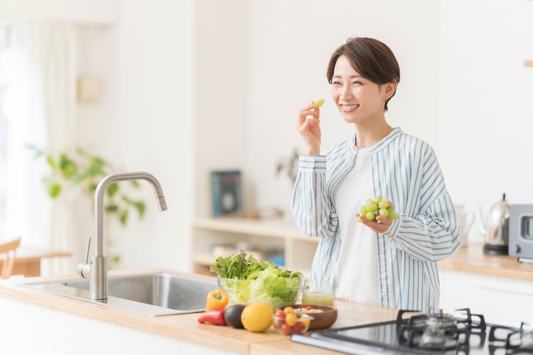 フルーツを食べる女性