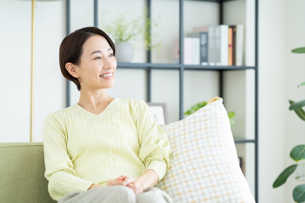 リビングで笑顔の女性