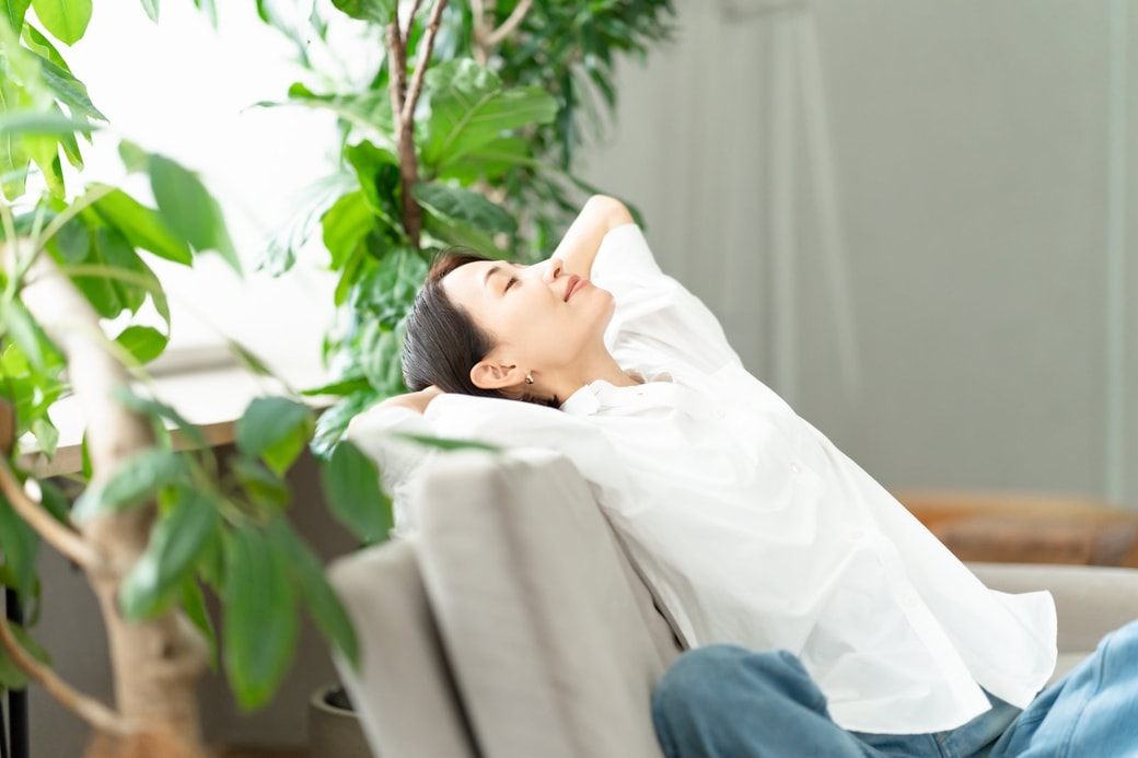ソファでくつろぐ女性