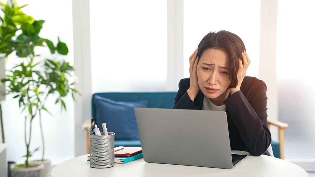仕事で悩む女性