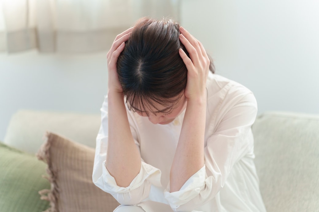 頭を抱える女性