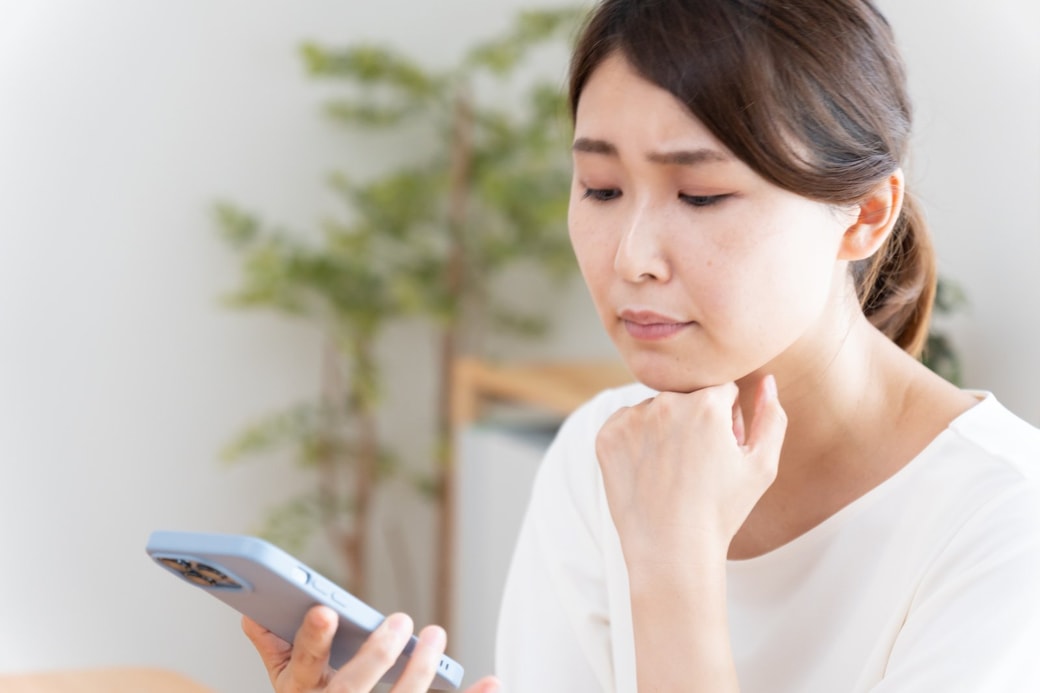 スマホを見る女性