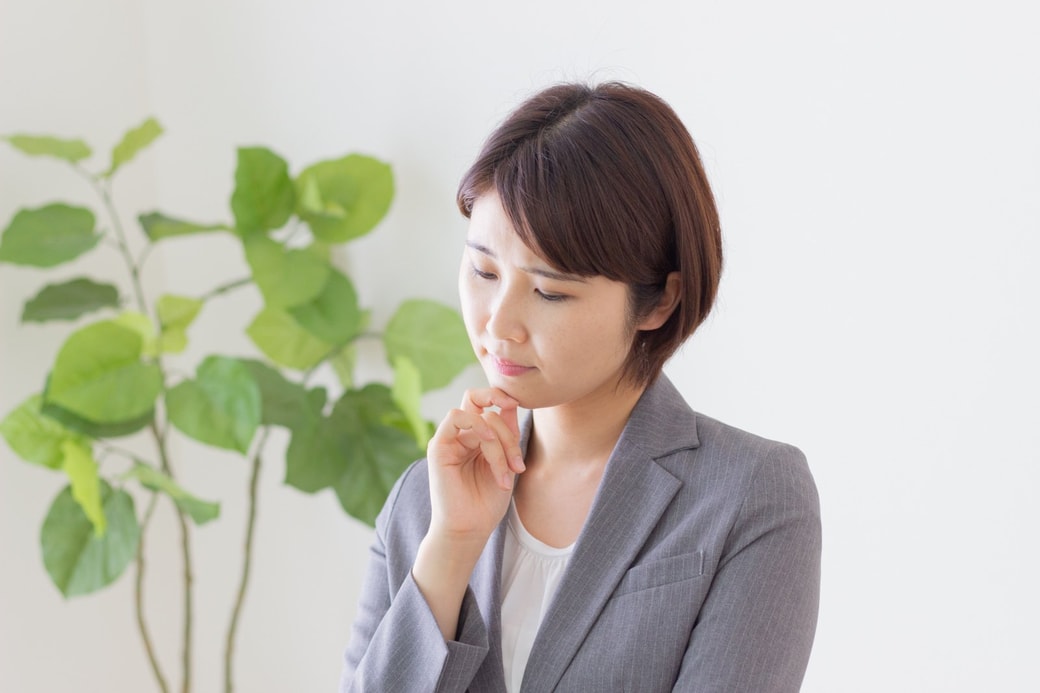 悩む女性