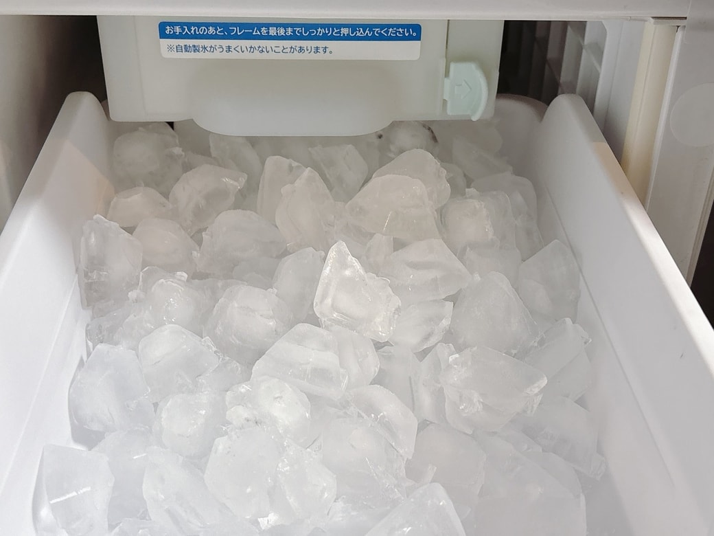 氷がケースの中で山になっている