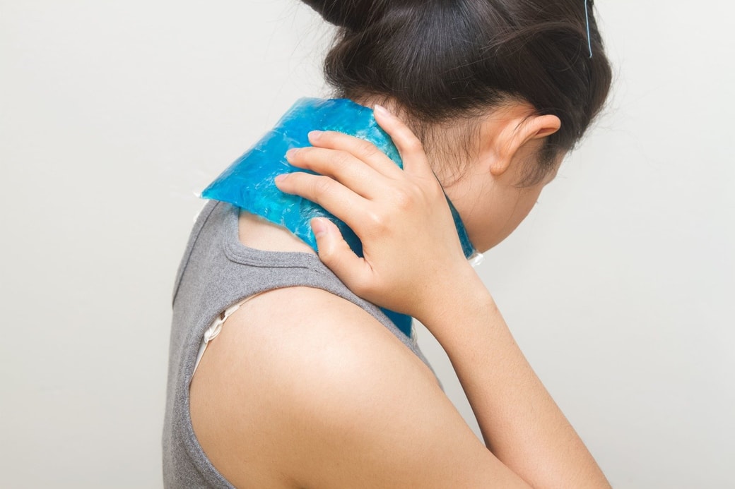 首もとを冷やす：体を冷やして熱を逃がすことで、寝苦しさがやわらぐ