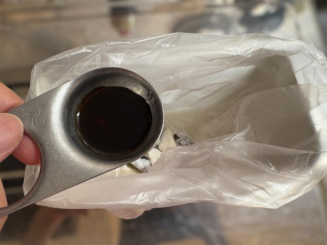 ポリ袋に材料を入れている様子
